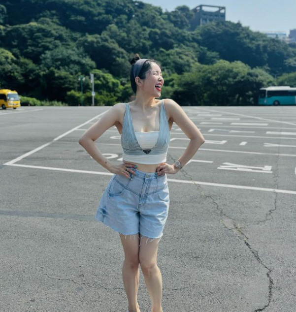 Jang Young-ran, wearing a crop top, is bold enough to go on a family trip on the streets of Jeju