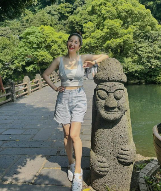 Jang Young-ran, wearing a crop top, is bold enough to go on a family trip on the streets of Jeju