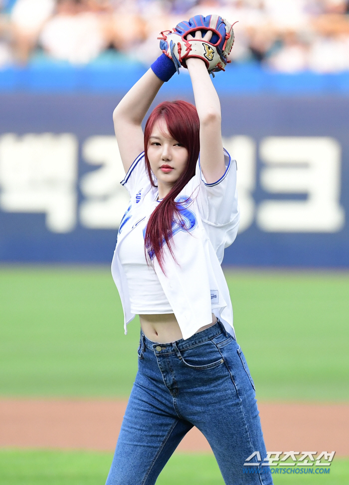  Singer Yerin 'Powerful first pitch wearing a baseball uniform '