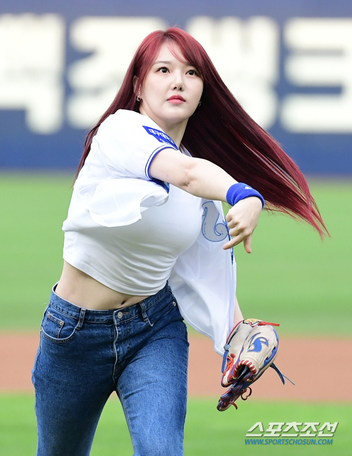  Singer Yerin 'Powerful first pitch with long hair'