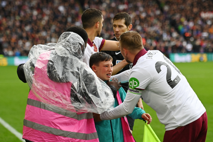 'Dignity Shines Over Goal' West Ham Stars Save Ballboys On Billboards