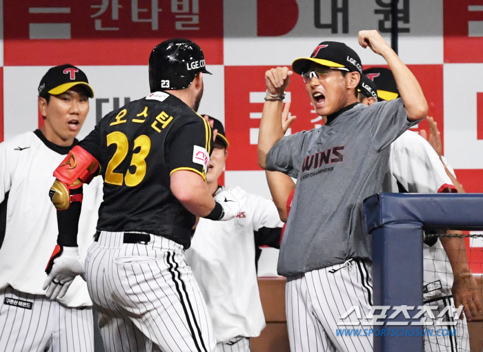 'It hurts, too. Hit me more.'' Austin, who made a new history with 30 home runs and 100 RBIs for the first time in the club...Director Yeom Kyung-yeop hit his hand