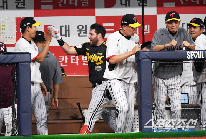 'It hurts, too. Hit me more.'' Austin, who made a new history with 30 home runs and 100 RBIs for the first time in the club...Director Yeom Kyung-yeop hit his hand