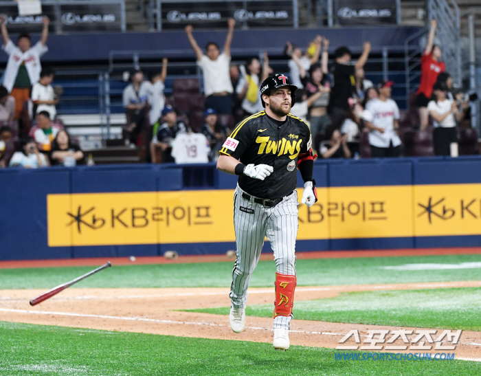 'It hurts, too. Hit me more.'' Austin, who made a new history with 30 home runs and 100 RBIs for the first time in the club...Director Yeom Kyung-yeop hit his hand