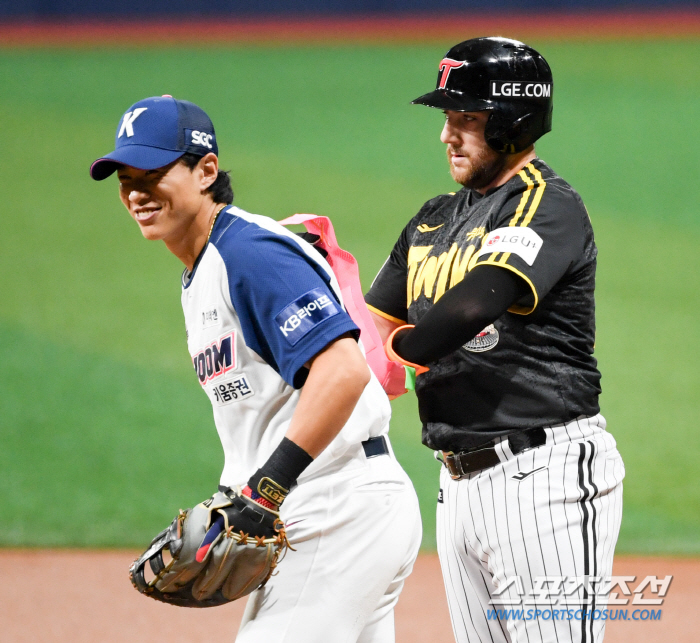 'It hurts, too. Hit me more.'' Austin, who made a new history with 30 home runs and 100 RBIs for the first time in the club...Director Yeom Kyung-yeop hit his hand