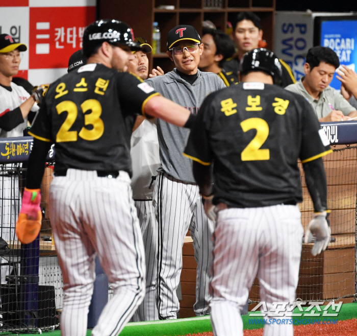 'It hurts, too. Hit me more.'' Austin, who made a new history with 30 home runs and 100 RBIs for the first time in the club...Director Yeom Kyung-yeop hit his hand