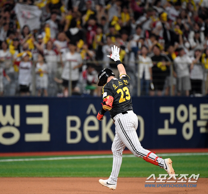 'It hurts, too. Hit me more.'' Austin, who made a new history with 30 home runs and 100 RBIs for the first time in the club...Director Yeom Kyung-yeop hit his hand