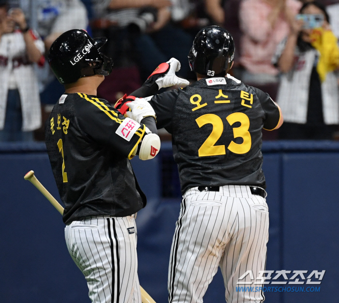 'It hurts, too. Hit me more.'' Austin, who made a new history with 30 home runs and 100 RBIs for the first time in the club...Director Yeom Kyung-yeop hit his hand