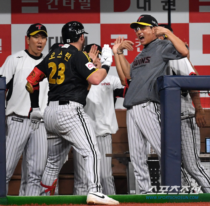 'It hurts, too. Hit me more.'' Austin, who made a new history with 30 home runs and 100 RBIs for the first time in the club...Director Yeom Kyung-yeop hit his hand