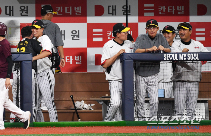 'It hurts, too. Hit me more.'' Austin, who made a new history with 30 home runs and 100 RBIs for the first time in the club...Director Yeom Kyung-yeop hit his hand