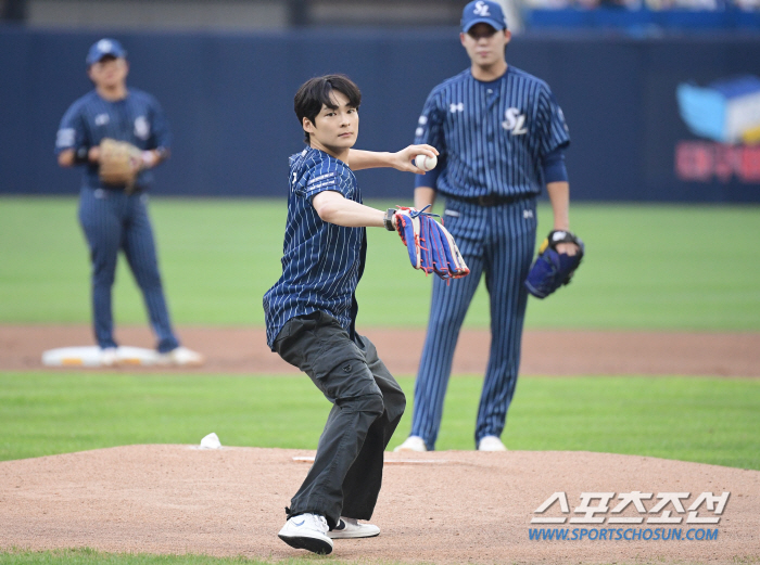  Actor Song Gun-hee 'Powerful first pitch wearing a baseball uniform'