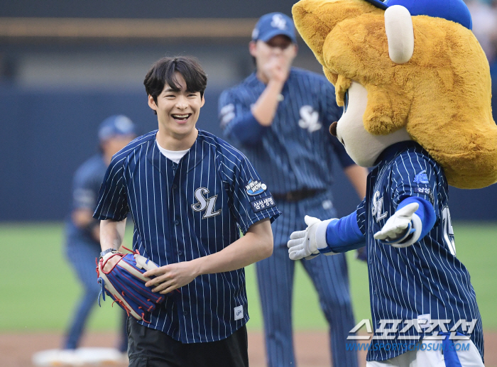  Actor Song Gunhee 'A happy smile after the ball's over'