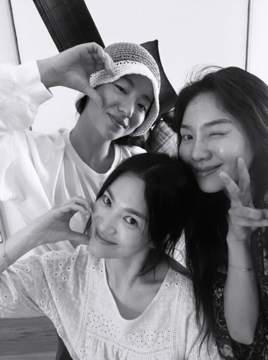 'Pretty Girl Next to Pretty Girl' The combination of Jeon Yeo Bin and Choi Hee Seo next to Song Hye-kyo