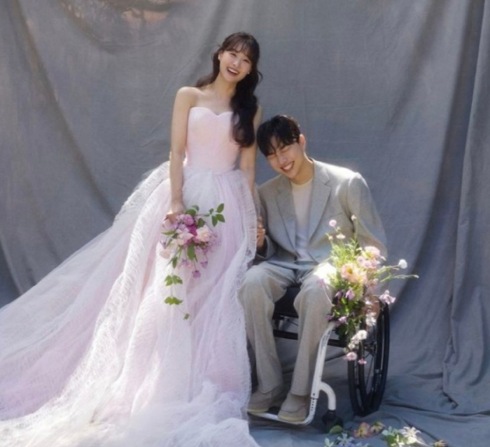  'Wedding' Song Ji-eun ♥ Park Wi reveals wedding pictorial 'Please add warm congratulations to my life's biggest confidence' (Omniscient View)