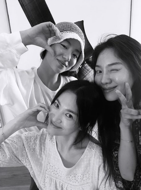  Only beauties are together Song Hye-kyo Jeon Yeo-bin and Choi Hee-seo and a cheek heart → Three kind shots