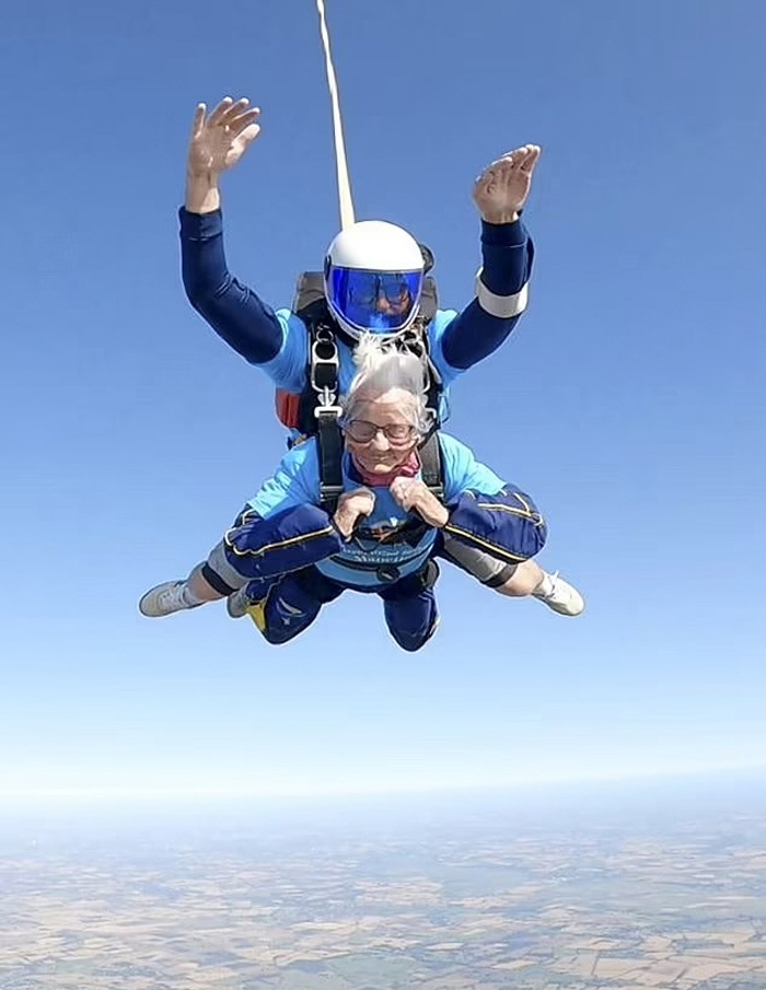 102-year-old grandmother 'Happy Birthday'S skydiving''Having fun and living busy is the secret to your health'