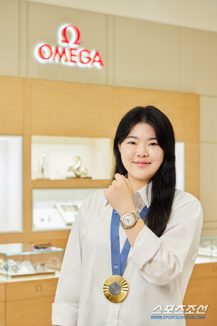 'First Woman at the Paris Olympics' Shooting Oh Ye-jin Gifts Omega Watch