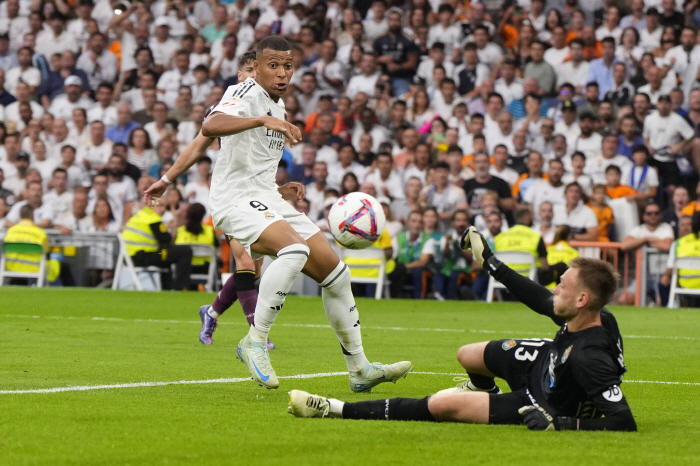 'Only greed looks like Ronaldo' Mbappe, who lost face' Mbappe scored the lowest score even though he shot 8 times in 2 games → 0 goal real 3-0 complete victory'Disgrace'