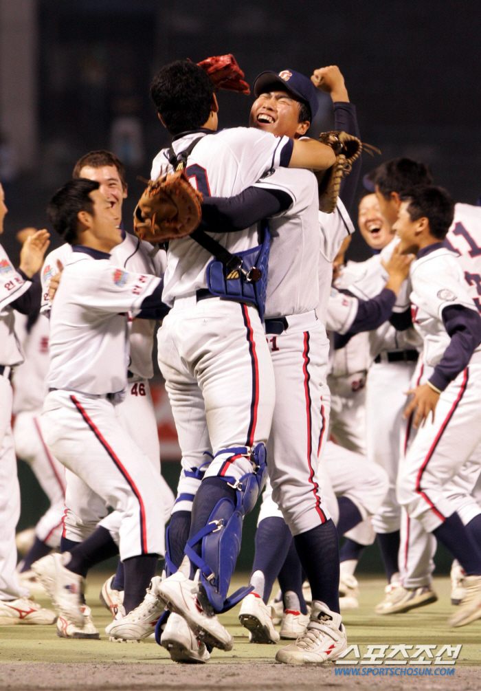 Ryu Hyun-jin was also an innocent senior in high school. Hanwha's sweep of Doosan's three consecutive games in 19 years is enough to be recorded in the history book. 