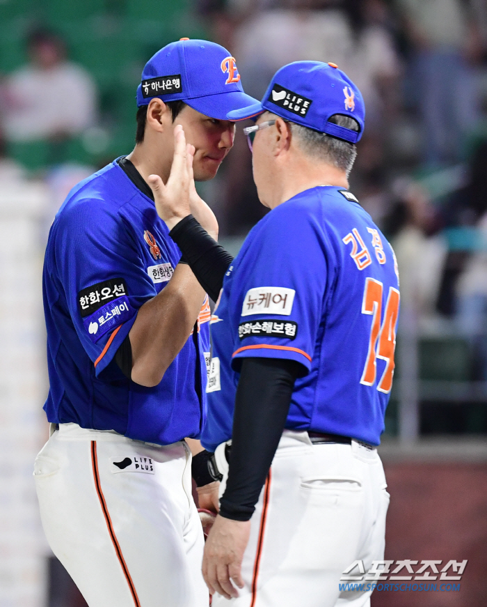 'Are you okay with the third batter?' The outfielder, who stroked his head despite no hits, shouted 'Tomorrow is different'