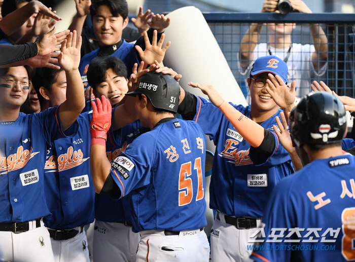 'Are you okay with the third batter?' The outfielder, who stroked his head despite no hits, shouted 'Tomorrow is different'