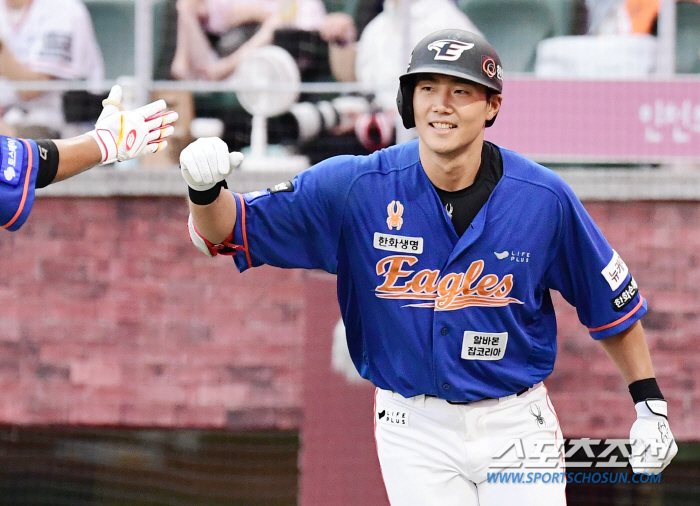 'Are you okay with the third batter?' The outfielder, who stroked his head despite no hits, shouted 'Tomorrow is different'