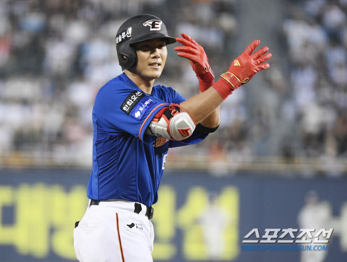 'Are you okay with the third batter?' The outfielder, who stroked his head despite no hits, shouted 'Tomorrow is different'