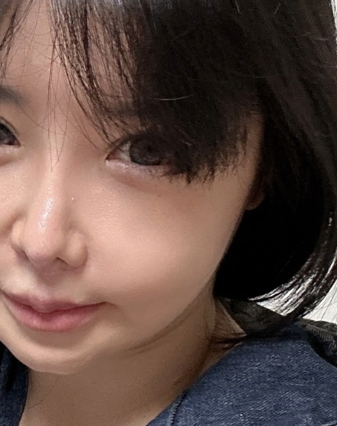 'Dark eye makeup out!' Park Bom is full of pure beauty. 2NE1's fans are looking forward to their comeback