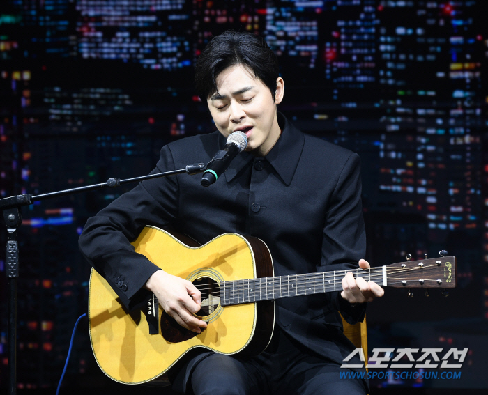  New singer Jo Jung-seok, a wandering minstrel on stage