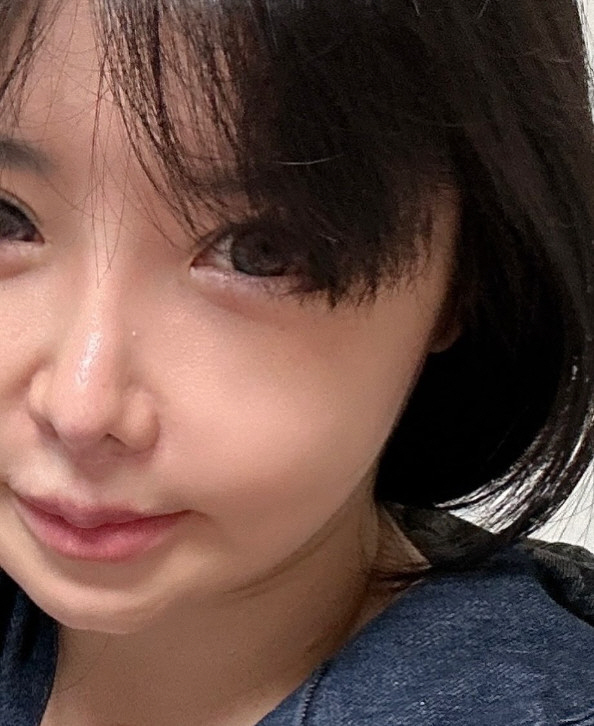  You look good with innocent bare face, too! 2NE1's comeback, Park Bom reveals flawless, super close-up selfies