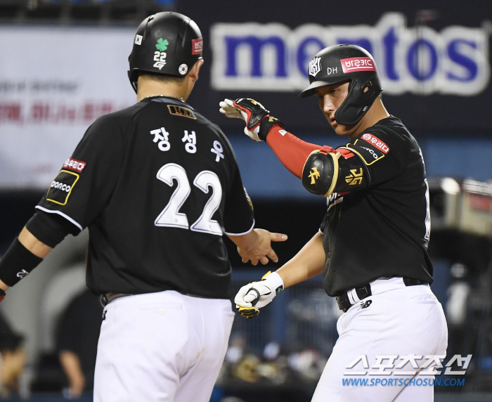 '10 → 14 → 44 → 84' 11 wins and 2 losses in overtime, overwhelming KT and LG. Park Young-hyun, the closing pitcher, achieved 10 wins and 20 saves for the first time in 20 years. LG ranked third and Doosan ranked fourth for the 2G game 