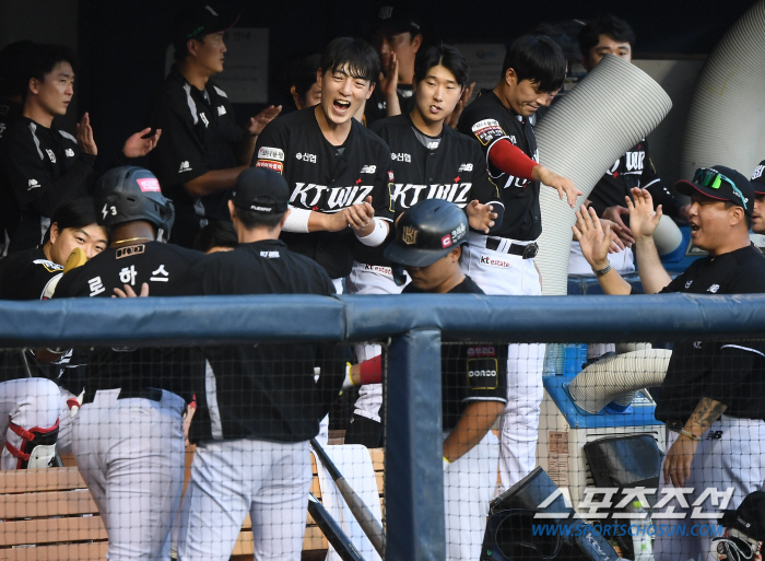 '10 → 14 → 44 → 84' 11 wins and 2 losses in overtime, overwhelming KT and LG. Park Young-hyun, the closing pitcher, achieved 10 wins and 20 saves for the first time in 20 years. LG ranked third and Doosan ranked fourth for the 2G game 