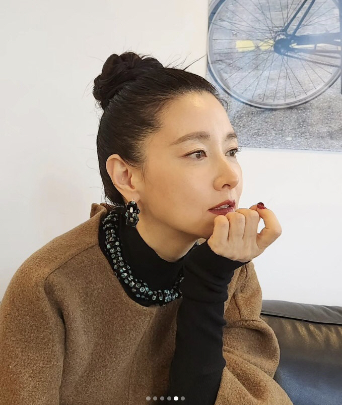 '53 years old' Lee Young-ae showed off her elegance with her hair and red lips. 'Unique goddess'