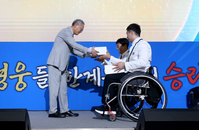 'Fighting, Team Paris Paralympics Korea!' Minister of Affairs Yoo In-chon attends the opening ceremony on the 28th...We're cheering for you until the 31st