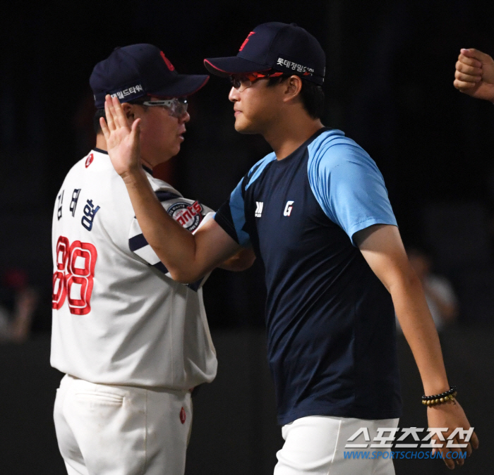 'The Glasses Ace Finally Returned' I overcame eagle phobia...Lotte's perfect pitch that saved hope in autumn baseball