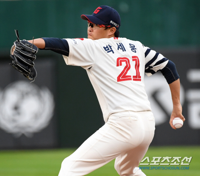 'The Glasses Ace Finally Returned' I overcame eagle phobia...Lotte's perfect pitch that saved hope in autumn baseball