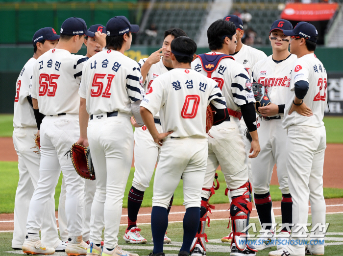 'The Glasses Ace Finally Returned' I overcame eagle phobia...Lotte's perfect pitch that saved hope in autumn baseball