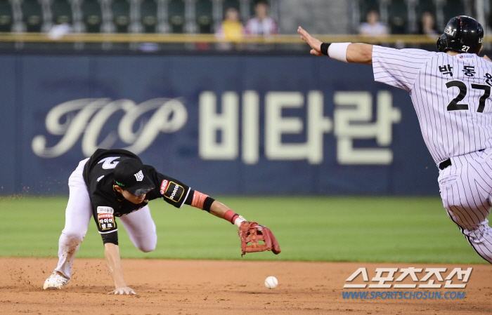 'Is it a reprimand.' Excluding starting pitcher Oh Yoon-seok and Shim Woo-jun from Keystone in the 2nd inning.'Shim Woo-jun looked tired...'