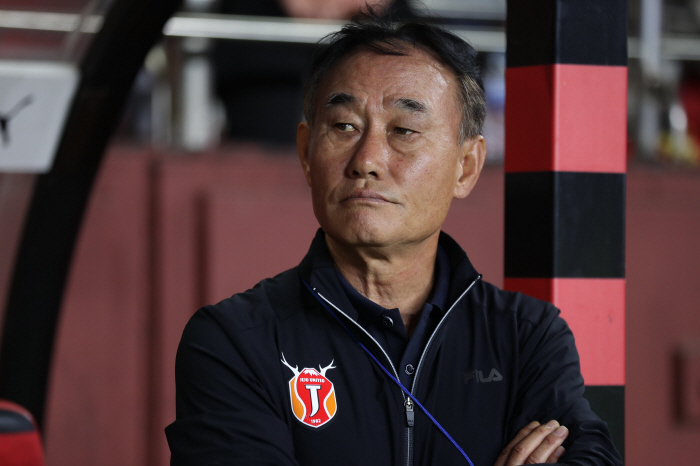  Jeju head coach Kim Hak-beom visited the away supporter's seat and bowed his head.. 