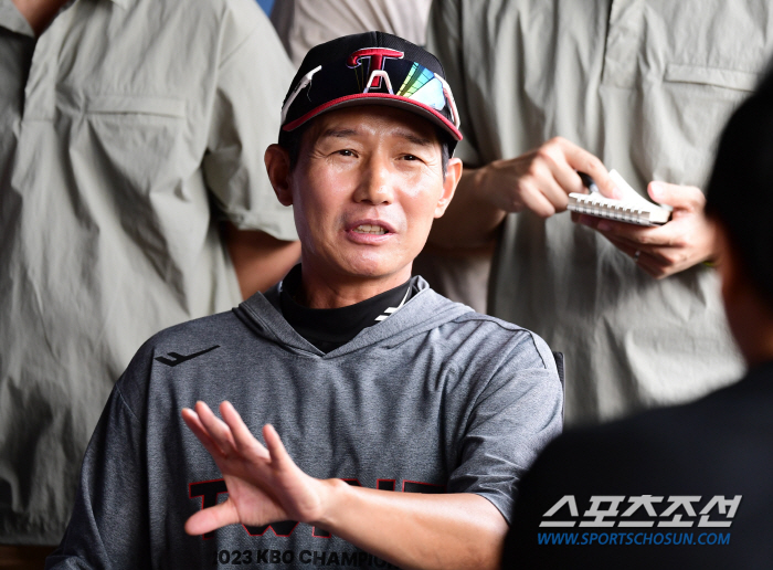 'Outdoors come first.' a definite principle of extortion. Oh Ji-hwan turned to the dugout at Jang Sung-woo's fly ball in the seventh inning