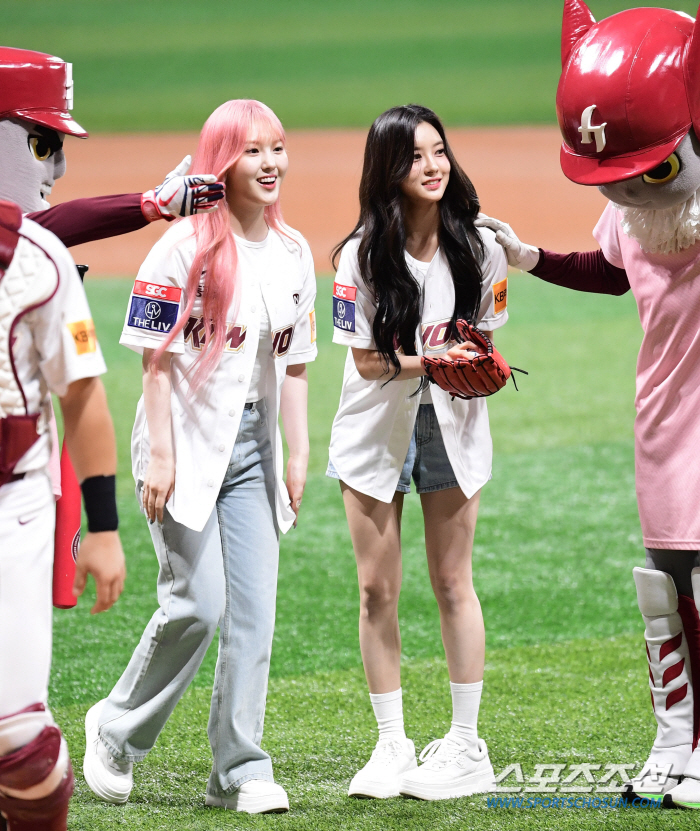  Chaehyun-Dahyeon 'Excited ballpark outing'