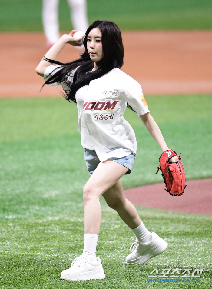  Kepler Dayeon 'Bite your lips tightly and throw the first pitch'