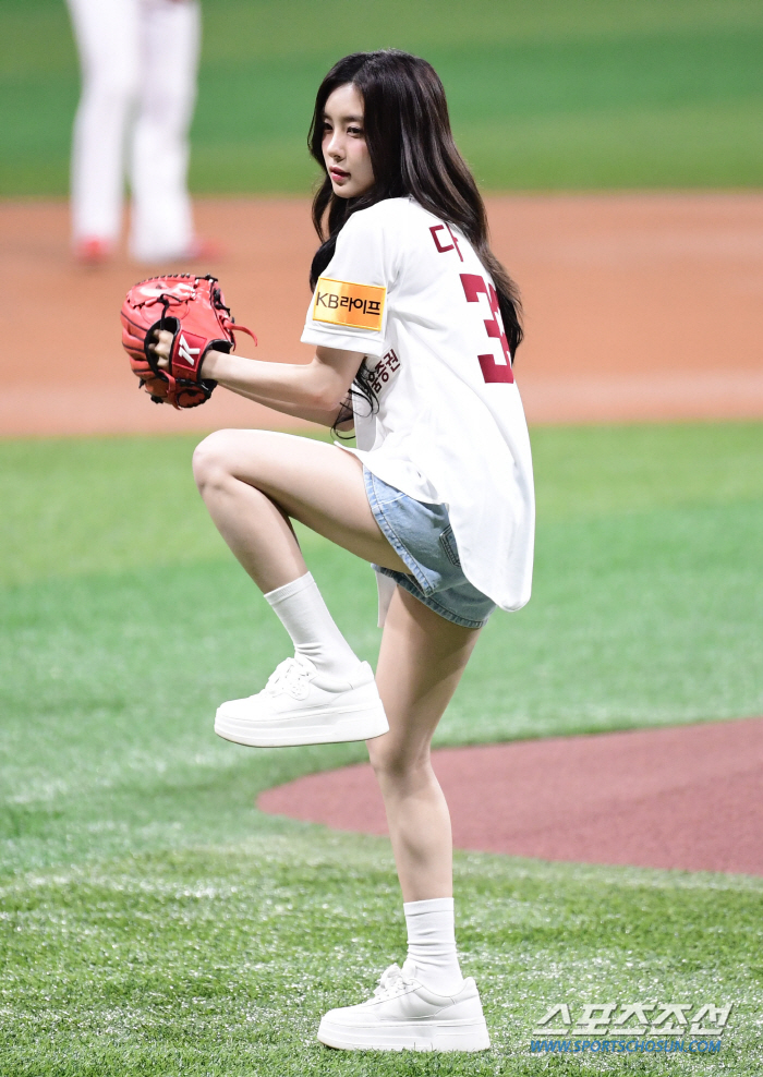  Kepler Dayeon 'First pitch with a strong pitching form'