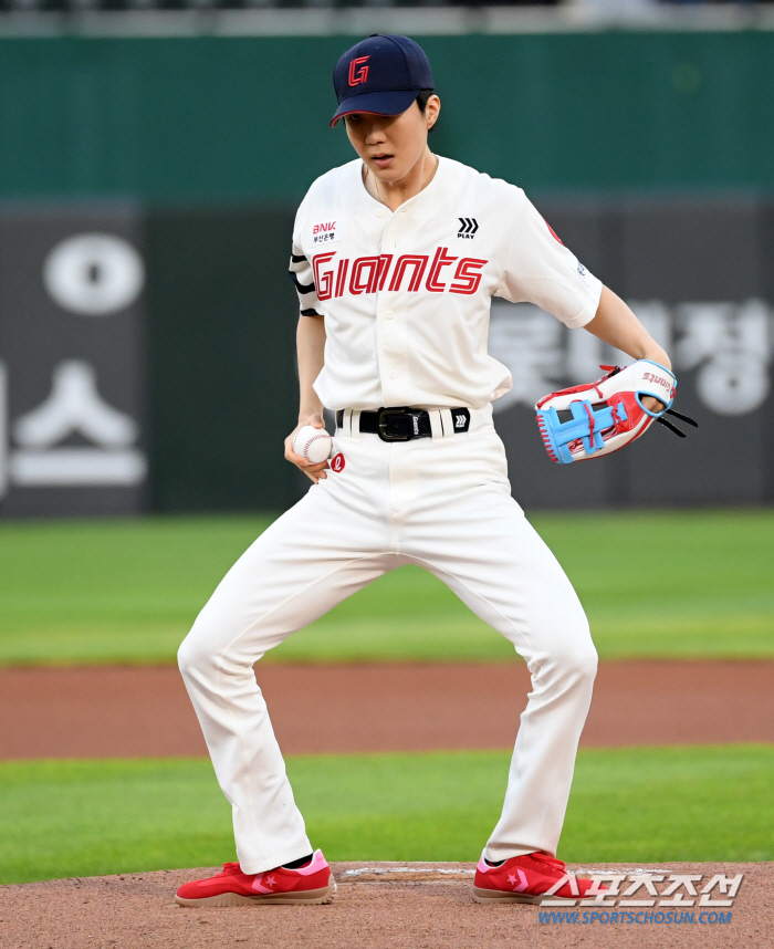  WINNER's Lee Seunghoon 'Dance on the Mound'