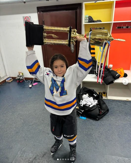 Sam Hammington, you're doing a great job! 'William, winning the ice hockey tournament..Get your gold skates' (Sunnum-defeat)