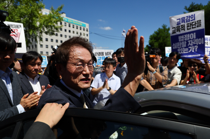 Cho Hee-yeon, superintendent of the Seoul Metropolitan Office of Education, has confirmed the Supreme Court's suspended prison sentence 'Last greetings'