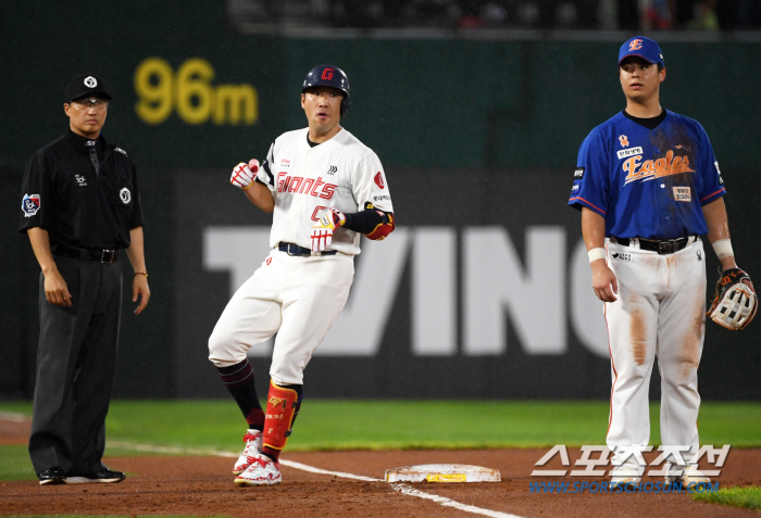 'Junwoo is on the verge of deleting three RBIs. Are you laughing?Sajik Stadium hit by unforeseen heavy rain. Lotte-Hanwha suspension of game