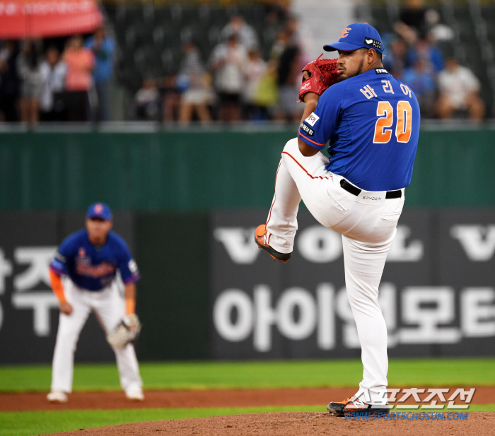 'Junwoo is on the verge of deleting three RBIs. Are you laughing?Sajik Stadium hit by unforeseen heavy rain. Lotte-Hanwha suspension of game