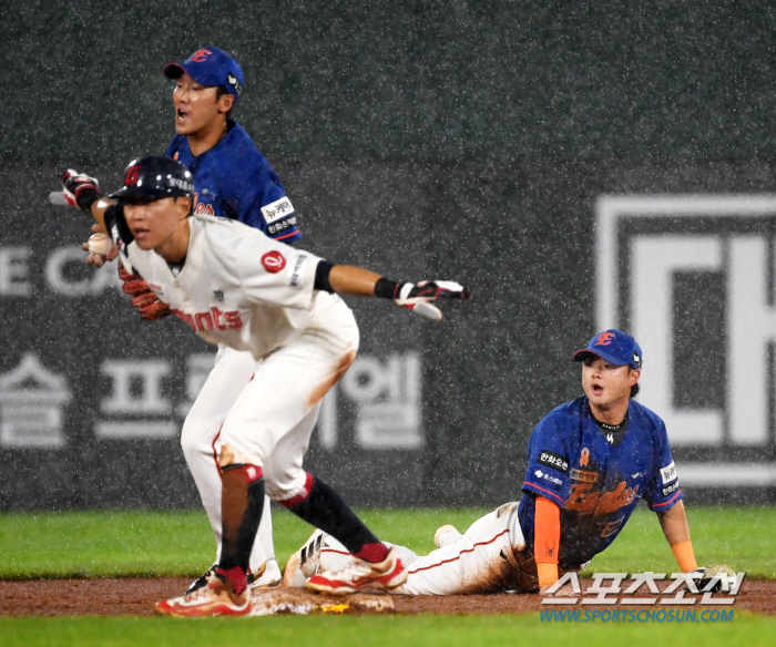 'Junwoo is on the verge of deleting three RBIs. Are you laughing?Sajik Stadium hit by unforeseen heavy rain. Lotte-Hanwha suspension of game