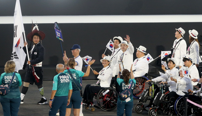  The opening ceremony of the 2024 Paris Paralympics, which expresses the 'completely open competition', marks the 36th entry of the Korean team, led by Choi Yong-beom, dressed as Gonryongpo homage